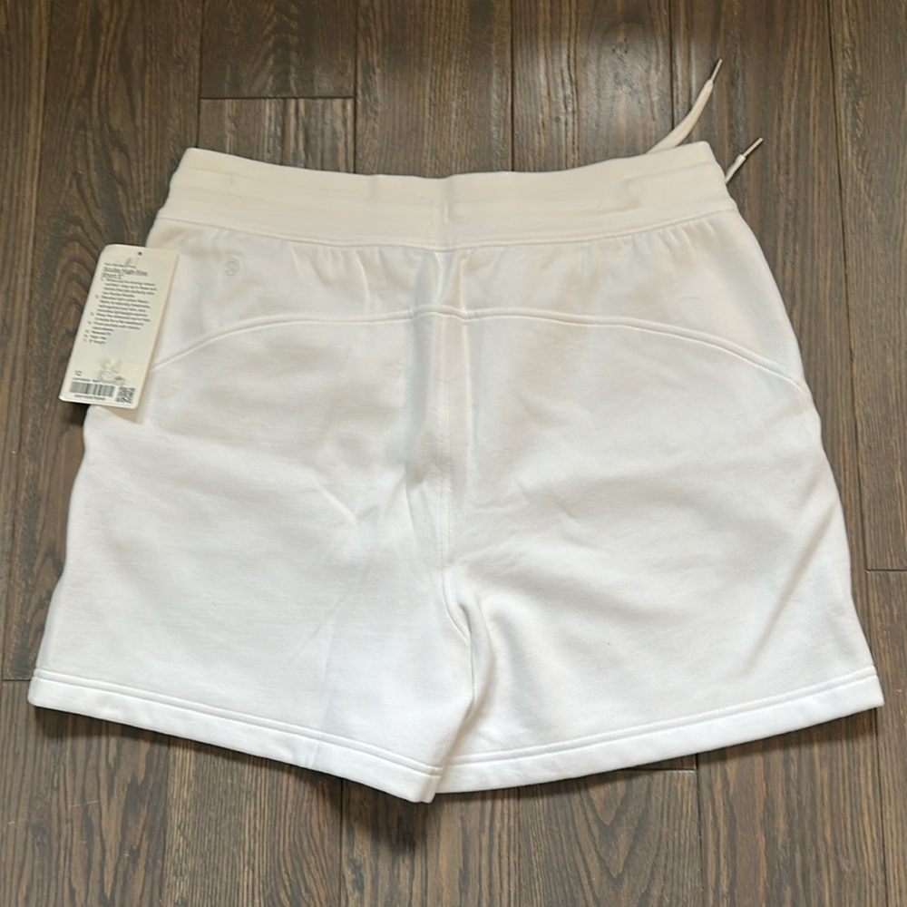 NWT lululemon Scuba short - Picture 2 of 4